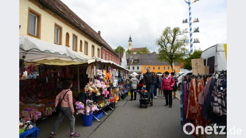 Die Sonne ließ sich am Sonntag zum Markt in Pleystein kaum blicken. Bild: bey