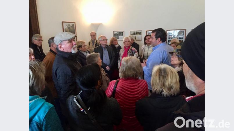 Schlossherr Vojtěch Lažanský (mit blauem Hemd) ließ es sich nicht nehmen, die Reisegruppe des CeBB persönlich durch sein Schloss zu führen. Leidenschaft und Herzblut für den erst 1996 erworbenen Besitz der Familie ist zu spüren. Bild: eib