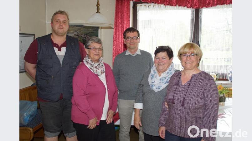 Beim Verein "Heimatgemeinde Plöß" wurde eine neue Vorstandschaft gewählt, an der Spitze steht weiterhin Michael Lutz (Mitte) als Vorsitzender. Bild: mmj