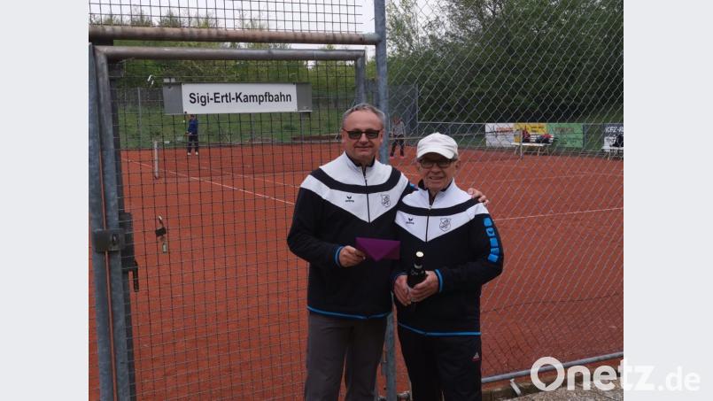 Siegfried Ertl (rechts) ist Namensgeber für den Tennisplatz. Bild: exb