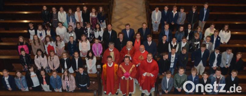 Wegen des Regens stellen sich die Firmlinge zum foto in der Kirche auf. Mit dabei Firmspender Domkapitular Monsignore Dr. Roland Batz (vorne, Mitte), Dekan Alexander Hösl (vorne, links) und die Heimatpfarrer Gerhard Schmidt (Roggenstein), Willi Bauer (Tännesberg) und Adam Nieciecki (Leuchtenberg). Bild: dob