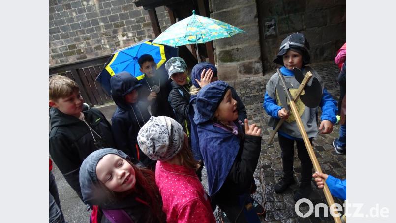 Trotz des nasskalten Wetters war die Führung auf der Kaiserburg ein unvergessliches Erlebnis. Bild: jzk