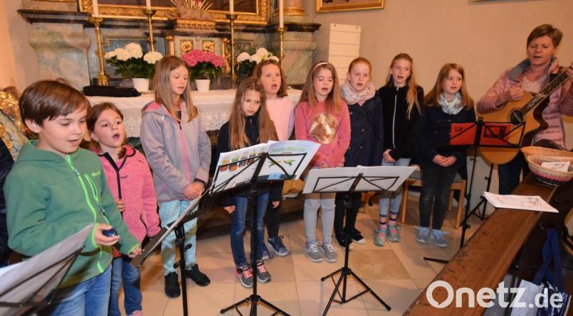 Die Kinder von Illbirgis Klimperkiste zeigen den Besuchern, was sie unter der Leitung von Agnes Hollweck (rechts) und Agnes Guggenberger schon gelernt haben. Bild: no