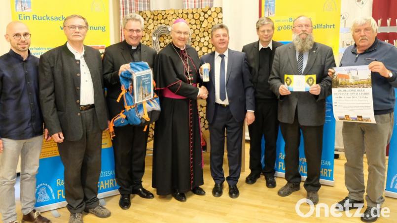 Eine segensreiche Wallfahrt wünscht Neumitglied Bischof Rudolf Voderholzer (Mitte) dem Pilgerführer Bernhard Meiler (rechts daneben) mit seinem Vorstandsteam. Mit im Bild: Pfarrer Hannes Lorenz (Dritter von links). Bild: mab