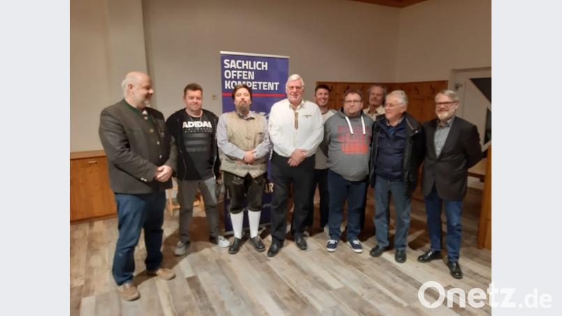 Michael Prensky (Mitte, weißes Hemd) ist neuer Chef der Bayernpartei Oberpfalz. Bild: exb