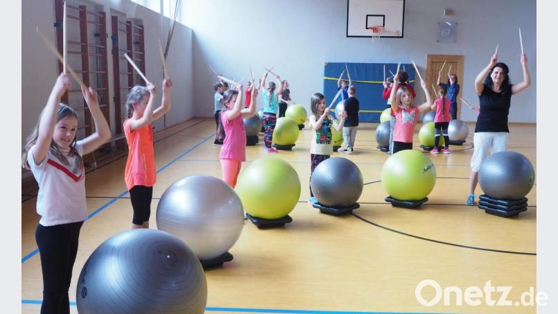 Vergnügt trommelten die Zweitklässler unter Anleitung von Beate Schmucker (rechts) zu fetziger Musik und studierten eine mitreißende Choreographie ein. Bild: jpl