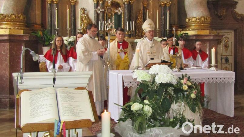 Erzbischof Ludwig Schick (Mitte) gestaltete den feierlichen Gottesdienst zum Jubiläum des Klosters Michelfeld gemeinsam mit mehreren Konzelebranten. Bild: sck