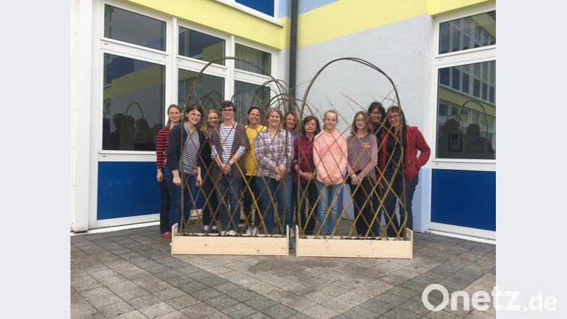 Sie haben gemeinsam etwas Schönes geschaffen: Julia Auburger, Lehrerin Anne Bräuer, Martina Sitzmann, Lehrerin Cosima Grasser, Elisabeth Weber, Gertraud Betz, Karola Luber-Moritz, Gisela Fischer, Lucia Schanderl, Magdalena Straller, Schulleiterin Hannelore Reil-Heining und Umweltpädagogin Kathrin Robl (von links). Bild: exb