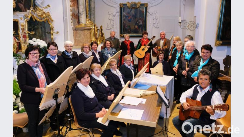 &quot;Mit frohen Herzen&quot; begeisterten die Veeh-Harfen und die Flötengruppe aus Eschenbach, der Josefshofer Hausgesang und Solist Josef Kämpf bei einem Marienlob in der überfüllten Klosterkirche Speinshart. Verbindende Worte sprach Werner Kosmale Bild: do