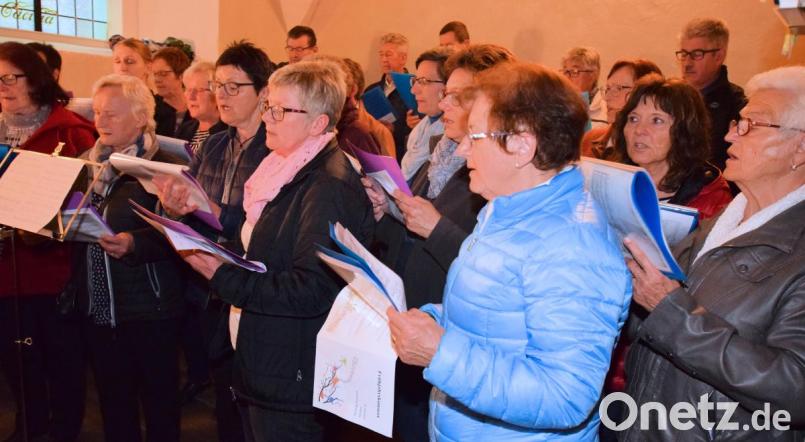 Sehr stimmgewaltig präsentieren sich die von Julia Schmidt dirigierten Kirchenchöre der katholischen Pfarrei und evangelischen Kirchengemeinde bei ihrem gemeinsamen Auftritt. Bild: no