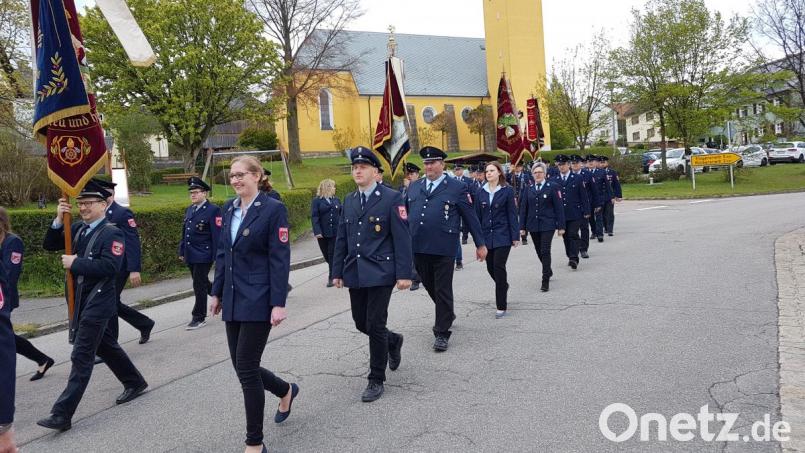 Zum Florianstag 2019 in Tröbes treffen sich alle zehn Feuerwehren des Markts zum Gottesdienst und ziehen durch den Ort zum Gerätehaus. Bild: gi