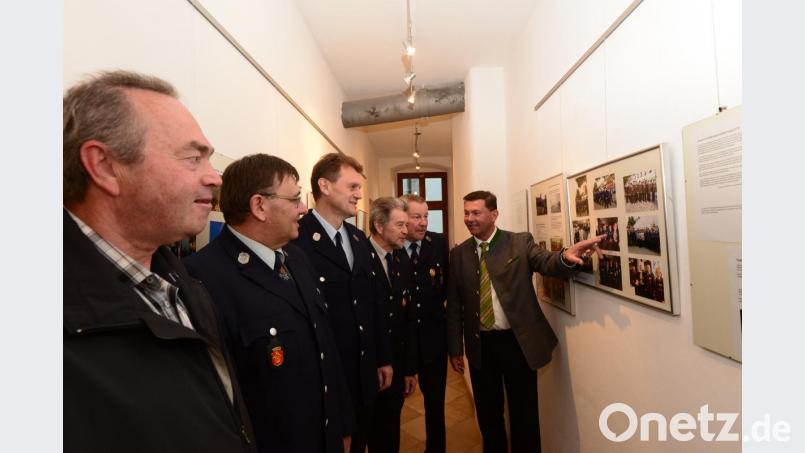 Ehrenvorsitzender Berthold Herrmann, Max Zehent ehemaliger Vorsitzender der Pleysteiner Wehr, Stadtheimatpfleger Bernd Piehler, Altbürgermeister Johann Walbrunn und FFW-Vorsitzender Hans-Peter Wallner scheinen fasziniert zu sein von den Erläuterungen von Bürgermeister Rainer Rewitzer (von links) zu den Bildern. &quot;Erkennt ihr euch noch&quot;, scheint das Stadtoberhaupt zu fragen. Bild: bey