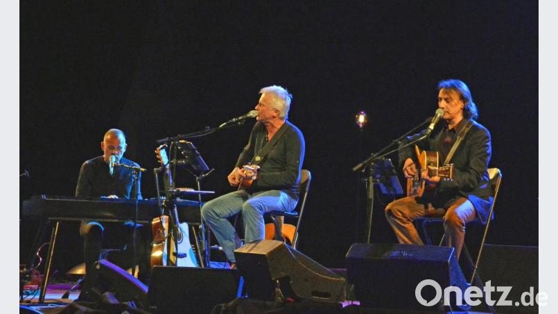 Eigentlich wollten sie nach ihrem 100. gemeinsamen Konzert aufhören, jetzt sind (von links) Martin Kälberer, Werner Schmidbauer und Pippo Pollina nochmals durchgestartet. Für ihr begeisterndes Konzert im ACC erhielten sie Standing Ovations. Bild: Karin Hegen