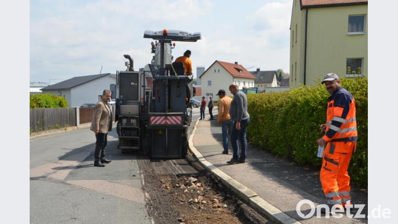 Im ersten Bauabschnitt der Baumaßnahme des Braunetsriether Wegs muss der Teer teuer entsorgt werden. Wie von Bürgermeister Andreas Wutzlhofer (links) und Außendienstleiter Karl Frey (Zweiter von rechts) versprochen, rollen die Baumaschinen pünktlich an. Bild: dob