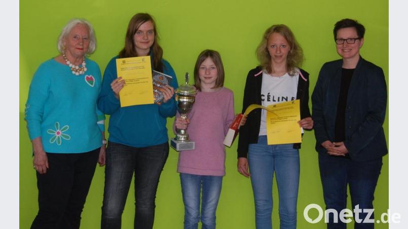 Karin Schwarz vom Förderverein (links) und Jasmin Deierl von der Buchhandlung (rechts) gratulieren (von links) Franziska Schübel, Hanna Ferschl und Vanessa Bergmann. Bild: exb