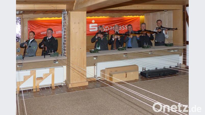 Die ersten Schüsse geben (von links) Silberdistel-Schützenmeister Hans Roth, Gausportleiter Wolfgang Moll, Gauschützenmeister Dietmar Beyer, OSB-Präsident Franz Brunner, Michael Heinz als Vertreter der Sparkasse, Landrat Richard Reisinger und Bürgermeister Roman Berr ab. Bild: rrd