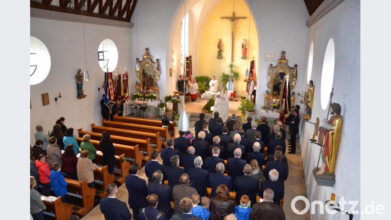 Zum Florianstag 2019 in Tröbes treffen sich alle zehn Feuerwehren des Markts zum Gottesdienst und ziehen durch den Ort zum Gerätehaus. Bild: gi