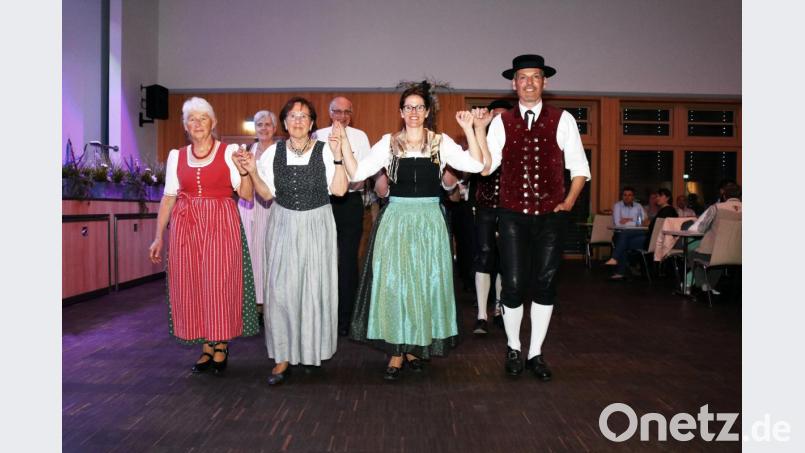 Stamm-Vorsitzender Christian Steger eröffnet den Maitanz mit einer Polonaise. Bild: müb