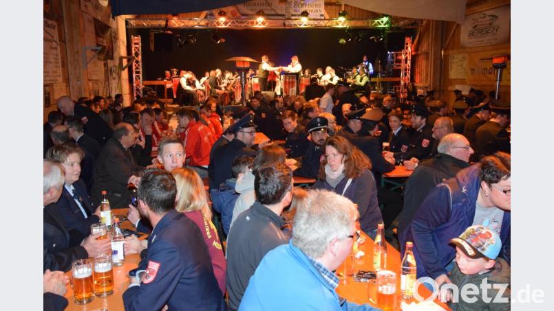 Zum Aufwärmen und Feiern ging es nach der Segnung des neuen Mehrzweckfahrzeuges in die beheizte Festhalle, in der die Trachtenkapelle bis in die Nacht hinein zünftig aufspielte. Bild: fla