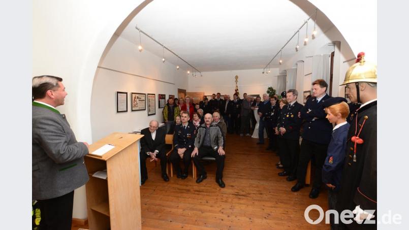 Bürgermeister Rainer Rewitzer (links) begrüßte die Besucher bei der Vernissage zur Ausstellung über die Freiwillige Feuerwehr Pleystein. &quot;Wehrmitglieder&quot; in historischen Uniformern (rechts) waren der passende Rahmen zur Eröffnung. Bild: bey