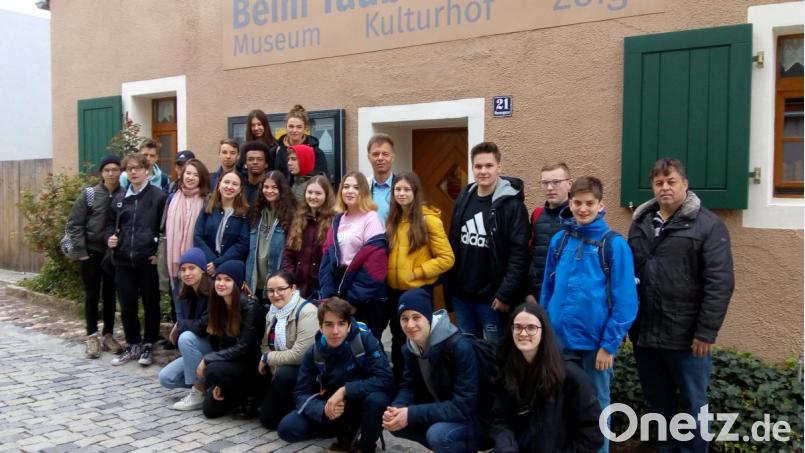 Die slowakischen Austauschschüler vom Jura-Hronca-Gymnaium Bratislava mit ihren Gastgebern vom Gymnasium Eschenbach beim Besuch im Museum &quot;beim Taubnschuster&quot;. Bild: hev