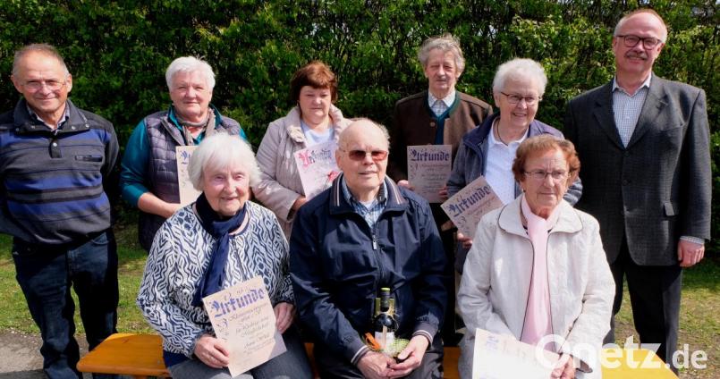 Der Kleintierzuchtverein Floß und Umgebung ehrt langjährige Mitglieder. Sitzend, von links: Anni Witzl, Adolf Lacher und Martha Löw. Stehend, von links: 2. Vorsitzender Reiner Bergler, Erika Jakob, Anna Maria Hartwig, Andreas Käs, Hilde Schaller und Vorsitzender Berthold Fröhlich. Bild: le