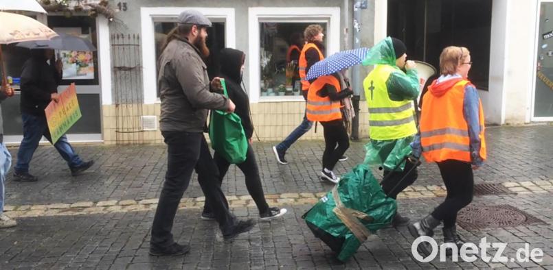 Für die Legalisierung von Cannabis ziehen rund 30 Demonstranten durch Weiden Bild: exb