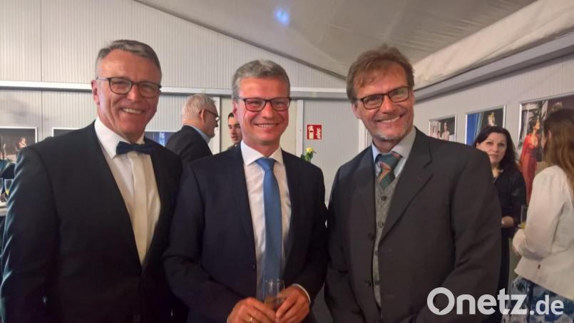 Nach der Premiere des Musikdramas „Das Rheingold“ fand Bürgermeister Franz Stahl (links) noch Zeit für einen Gedankenaustausch mit Stefan Tilch (rechts), dem Co-Regisseur der „Neuen Tirschenreuther Passion 2020“, und für ein Gespräch mit Staatsminister Bernd Sibler. Bild: exb