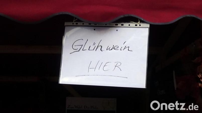 Das improvisierte Schild weist den Weg zu einem wärmenden Getränk, das viele Besucher gerne annehmen. Bild: jma