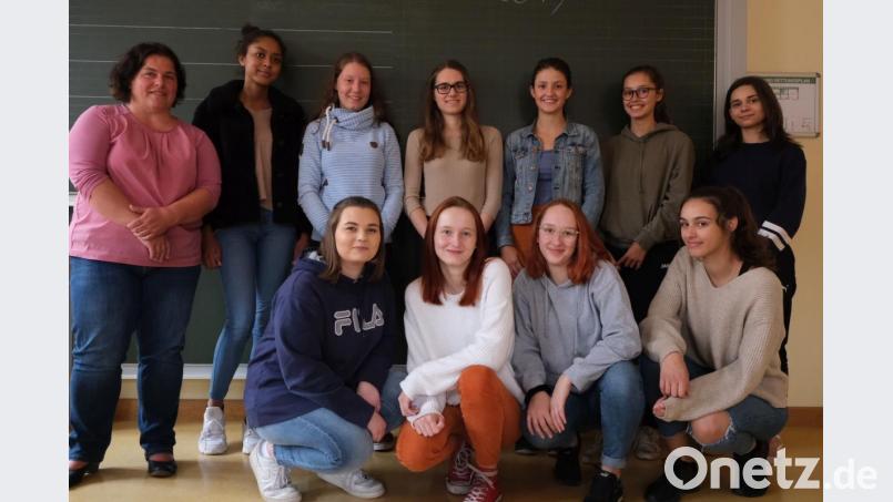 Schülerinnen aus dem W-Seminar Geschichte des Dr.-Johanna-Decker-Gymnasiums fuhren zu einer internationalen Konferenz nach Prag. Oberstudienrätin Regina Graf (links) zeichnete für die Vorbereitung und Umsetzung verantwortlich. Bild: Peter Ringeisen/exb