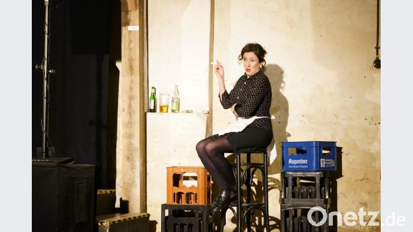 Kellnerin Anni (Claudia Lohmann) bei ihrer kurzen Zigarettenpause in der Rumpelkammer Bild: fvo