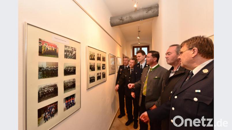 Feuerwehr-Vorsitzender Hans-Peter Wallner, Altbürgermeister Johann Walbrunn, Stadtheimatpfleger Bernd Piehler, Bürgermeister Rainer Rewitzer, Ehrenvorsitzender Berthold Herrmann und Max Zehent, früherer Vorsitzender (von links), erfreuen sich an den &quot;Bildern aus früherer Zeit&quot;, auf denen sich mancher wieder mit seinem Abbild in jungen Jahren fand. Bild: bey