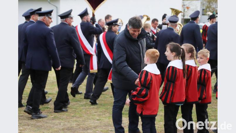 Bürgermeister Edgar Knobloch mit Kindern des Spielmannszuges. Bild: jma