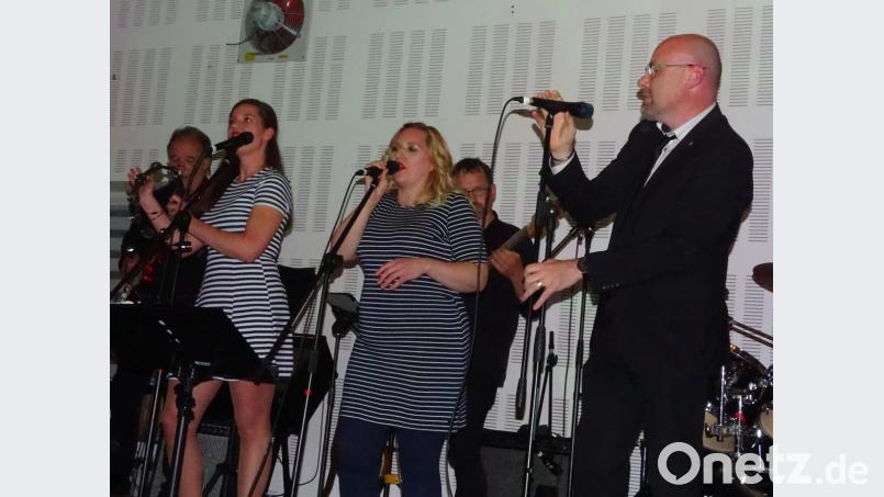 Professionell bis in die Fingerspitzen: Andy Dörfler (rechts) und seine zehnköpfige Formation Soul Station No. 10. Etwas Besseres hatte man am Musikerstammtisch bisher kaum gehört. Bild: Houschka