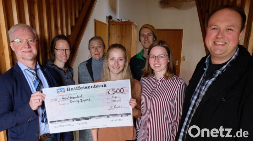 : Pfarrer Wilfried Römischer, Doris Kick, Renate Lindner, Mitglieder der Dekanatsjugendkammer und Thomas Vitzthum (von links) sind sich einig, dass der Plößberger Zeltplatz erhaltn werden muss. Umso größer ist Freude über Spenden für die Sanierung Bild: le