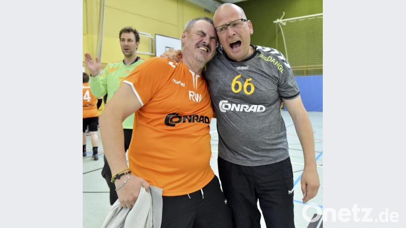 HG im TV 1861 Amberg - FC Neunburg v.W. 31:29 (15:12)

2. Relegeationsspiel zum Aufstieg in die Bezirksoberliga

Saison: 2018/19

Einfach nur glücklich ! HG-Traine Roman Will (links) mit Co-Trainer Markus Hartleb Bild: Ziegler