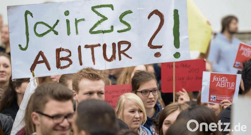 Für ein „faires Abitur“ demonstrieren Schüler in Düsseldorf vor dem Schulministerium. In der Region gehen Mathe-Abiturienten nicht auf die Straße, sondern bevorzugt ins Internet, um ein zu schweres Mathe-Abi zu beklagen. Bild: Federico Gambarini/dpa