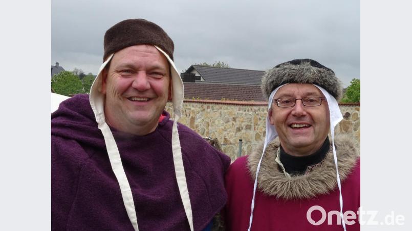 Zwei mittelalterliche Ratsherren im passenden Gewand: Beim Jubiläum trafen der Fensterbacher Bürgermeiuster Christian Ziegler und sein Ebermannsdorfer Amtskollege Josef Gilch (rechts) aufeinander. Bild: Houschka