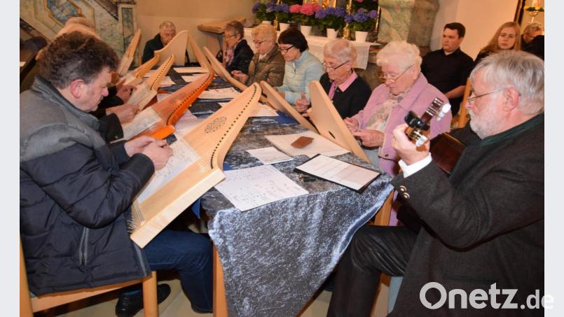 Schon Stammgast beim Frühjahrskonzert ist die von Christl Kredler geleitete Veeh-Harfen-Gruppe. Bild: no