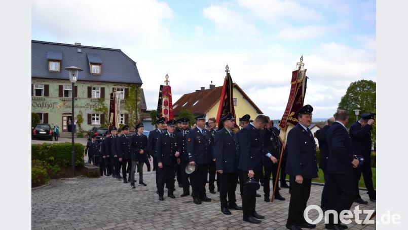 Zum Florianstag 2019 in Tröbes treffen sich alle zehn Feuerwehren des Markts zum Gottesdienst und ziehen durch den Ort zum Gerätehaus. Bild: gi