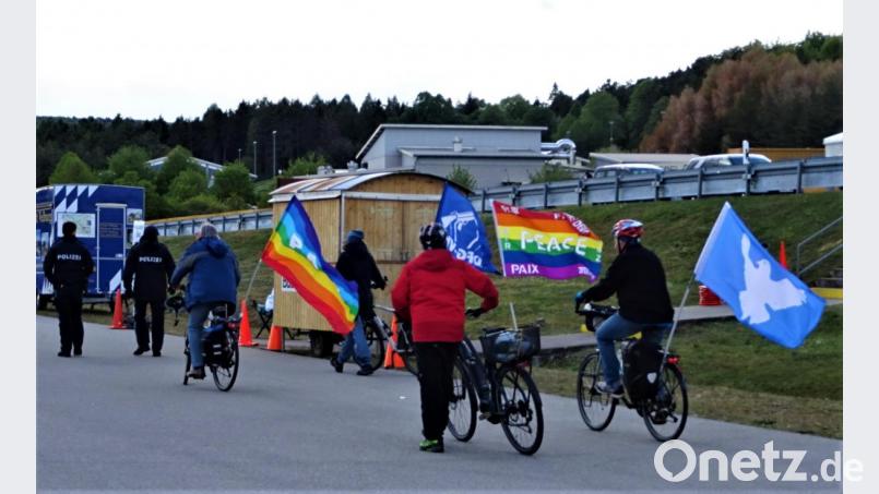Die Polizei eskortiert die "Friedensradler" aus dem Bereich des Truppenübungsplatzes Hohenfels hinaus. Bild: Willi Rester