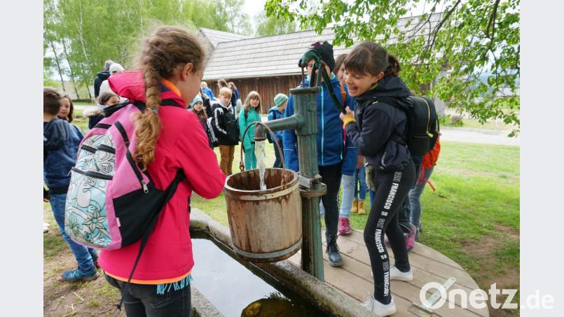 Endlich an der Reihe: Diese Viertklässlerin hat beim Wasserpumpen sichtlich Spaß. Bild: Christopher Dotzler