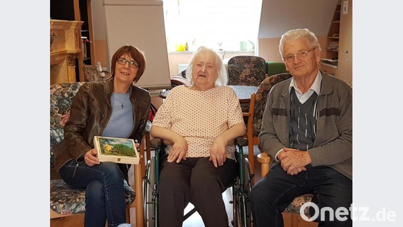 Zita Federau (Mitte) empfängt an ihrem 80. Geburtstag mit ihrem Neffen Bürgermeisterin Margit Kirzinger. Bild: fjo