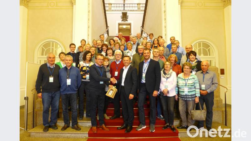 Im Treppenhaus des Maximilianeums bedankt sich Stadtmarketingvorsitzender Dr. Maximilian Schön bei MdL Tobias Reiß mit fair
gehandeltem Tirschenreuther Kaffee und Schokolade für die Einladung in den Bayerischen Landtag. Bild: exb