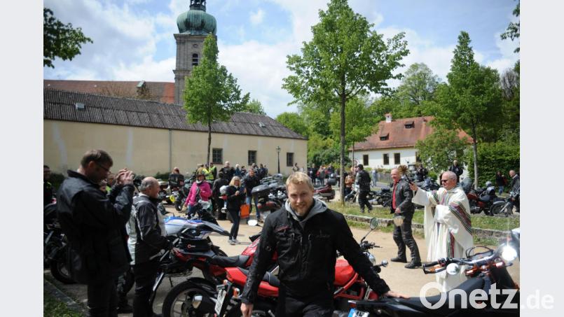 Zum Start in die Saison wurden in Amberg die Motorräder am Mariahilfberg im Anschluss an den Motorradgottesdienst durch Pater Janusz gesegnet. Bild: brü