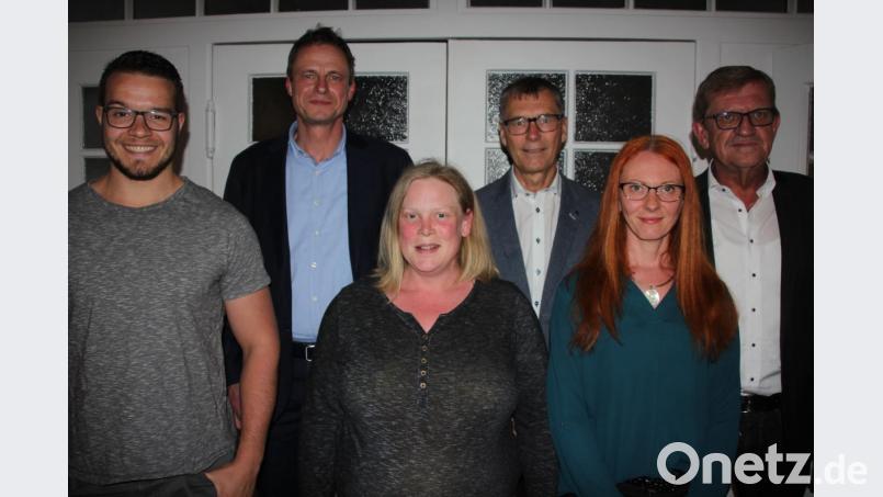 Der Handballclub ehrte treue Mitglieder (von links): Ralf Meixner (10 Jahre), Vorsitzender Thomas Kurzeck, Yvonne Rubner (30), Franz Häring (40), Pamela Haulena (30) und Dritter Bürgermeister Norbert Schuller. Bild: kro