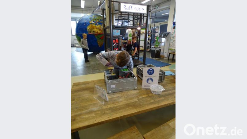 Das Innenleben eines Computers entdeckt eine Gruppe der Erstkommunionkinder. Bild: jzk