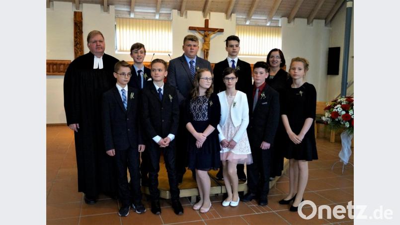 Pfarrer Ulrich Gruber und Religionspädagogin Lydia Engelhard freuen sich, dass die Konfirmanden ihren Glauben stärken. Bild: arw