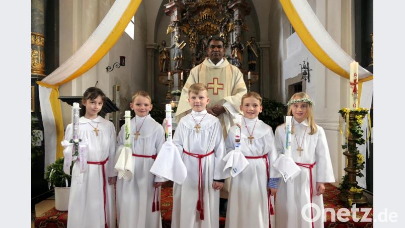 Zwei Mädchen und drei Buben treten am Sonntag zum ersten Mal in der Katholischen Pfarrkirche in Kirchendemenreuth an den Tisch des Herrn. Bild: ils