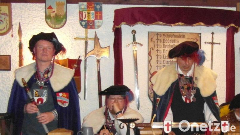 Großmeister Werner von Podewils (mit Kanzler Sebastian Graf von Reichenbach-Goschütz und Zeremoniar Florian von Rosenburger, von rechts) läutert die Vorhaben des Ritterbundes. Bild: hl